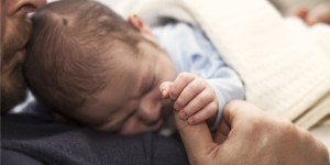 Ko očetje pri porodu prevzemajo naloge babic