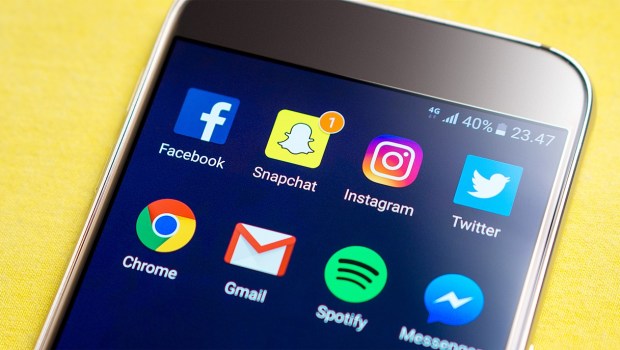 SMARTPHONE SOCIAL MEDIA
