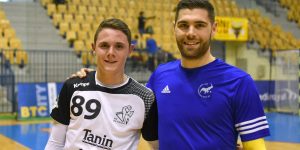 Športni as stoji ob strani krščencu in bratu