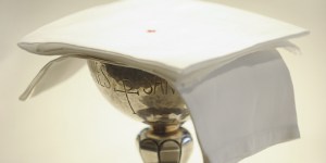 Kakšen je pomen prtiča, na katerega duhovnik pri evharistiji položi Kristusovo telo in kri