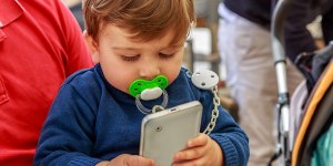 Trpeti tečnega otroka ali mu raje v roke dati pametni telefon?