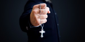 Eksorcist: Tudi Slovenija ni imuna na satanizem