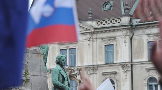 WEB3-SLOVENIA-STREET-FLAG-PEOPLE-HAPPY-DRUZINA