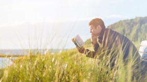 MĘŻCZYZNA Z BIBLIĄ