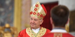 Veste, kaj so mitra, pektoral in drugi škofovski &#8220;pripomočki&#8221;? Preverite!