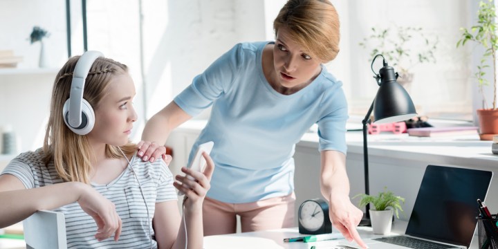 MOM,SCOLDS,TEEN,DAUGHTER