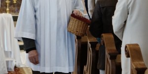 &#8220;Pušica&#8221; – zbiranje denarja med sveto mašo – ima globok pomen! Spoznajte ga