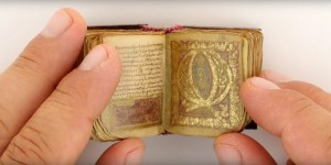 Ta neverjetno drobcena knjiga iz srednjega veka vas bo navdušila