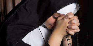 Neverna študentka se je zaljubila, se želela poročiti &#8230; zdaj pa je redovnica v klavzuri!