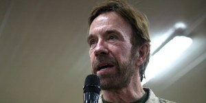 Jezus je hodil po vodi, kaj pa Chuck Norris?