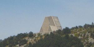 Katera je nenavadna trikotna cerkev, ki stoji nad Tržaškim zalivom?