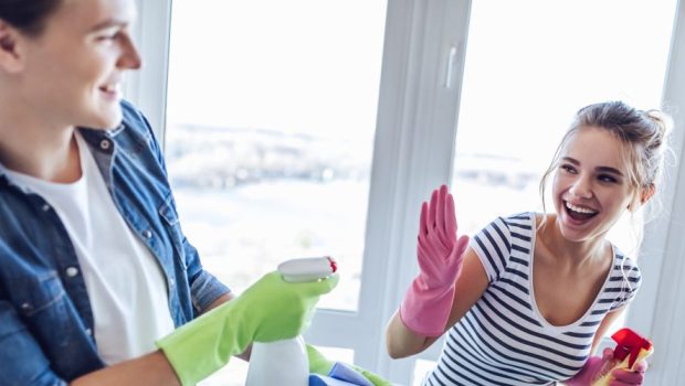 couple cleaning