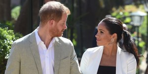 Princ Harry in vojvodinja Meghan sta svetu pokazala prvorojenca in razkrila ime
