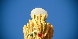 Osupljivi Gaudijevi evharistični znaki na cerkvi Sagrada Familia