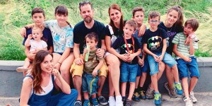Zakonca, ki navdušujeta s svojo zgodbo z 9 otroki na zemlji in 5 v nebesih