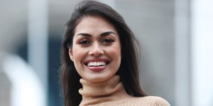 Miss odložila svojo krono in se v času pandemije vrnila v zdravniške vrste