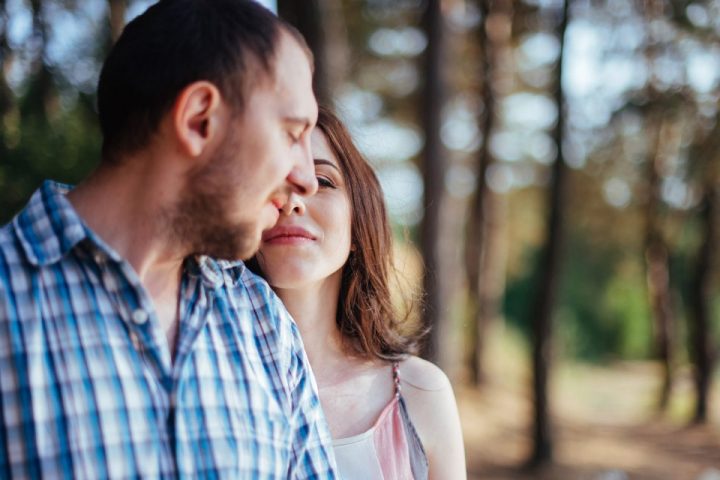 web-wife-husband-couple-love-forest-shutterstock_318998312-standret-ai.jpg