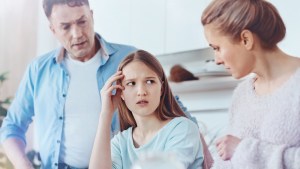 TEENAGER DISCUSSING WITH PARENTS