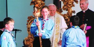 Kakšen je simboličen pomen bakle, ki jo je papež Janez Pavel II. dal skavtinji Mariji?