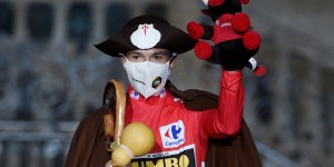 Zmagovalec Primož Roglič na oder prišel kot romar