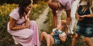 Zakonca o posvojitvi treh deklic: &#8220;Posvojitev je kot nosečnost, ki se razvija v srcu&#8221;