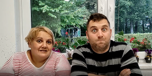 Kdo sta skrivnostni osebi, ki domujeta pri Kosijevih?