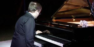 Zaradi bolezni lahko igra samo z eno roko, a je kljub temu izjemen pianist
