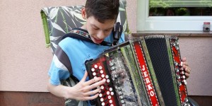 Harmonikarsko presenečenje, ki ga fant s posebnimi potrebami ne bo nikdar pozabil