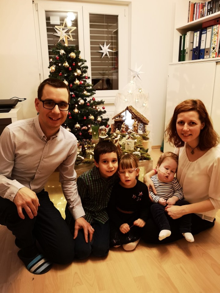 Dvojčka Danijel in Dušan Poslek ter njuni družini v božičnem vzdušju