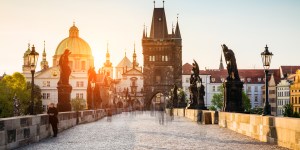 Na Karlovem mostu v Pragi stoji 30 kipov svetnikov