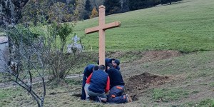 Mladi z obnovo več kot 2.400 križev vračajo Kristusa v francosko pokrajino