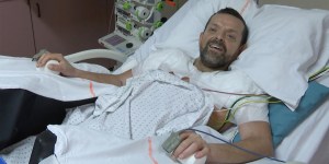 Prvi človek v zgodovini, ki so mu presadili obe roki, lahko končno objema otroke in vnuke