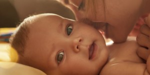 Kako vonj novorojenčka vpliva na mlado mamico
