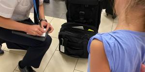 Pilot s prijazno gesto potolažil vznemirjeno šestletnico