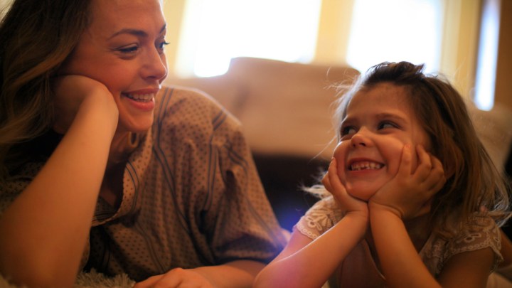 MAMMA E FIGLIA SORRIDONO