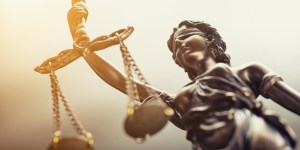 Kjer smo drug drugemu bog in suženj hkrati