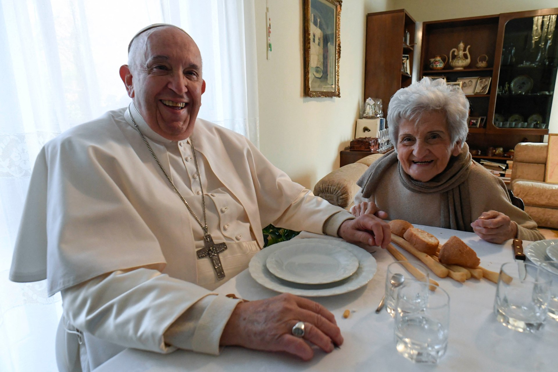 Pope-Francis-and-his-90-years-old-cousin-Carla-Rabezzana-AFP