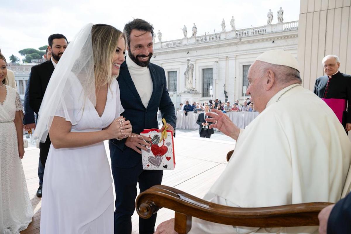 Casal de brasileiros recebe bencao do Papa