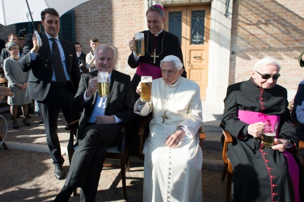 Benedykt XVI w zabawnych sytuacjach