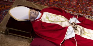 Zakaj daje krščanstvo smrti osrednji prostor v obredih?