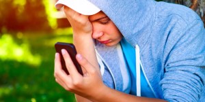 &#8220;Mladi pred 16. letom ne bi smeli imeti mobilnega telefona&#8221;