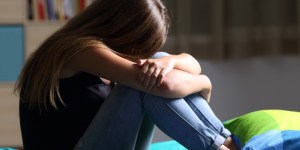 7 nasvetov, kako pomagati najstniku pri soočenju s strtim srcem