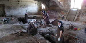 Karmeličanke z žagami, bagrom in traktorjem