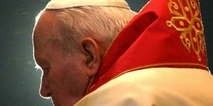 Kako je križ Janeza Pavla II. nepričakovano povezal dve trpeči duši