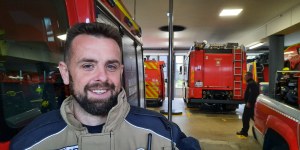 Kaj je poklicni gasilec Gregor tuhtal, ko je nemočen ležal v goreči stavbi?