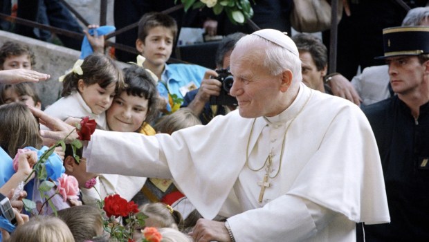Papież Jan Paweł II w Ars podczas pielgrzymki do Francji (6 października 1986)
