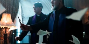 Film o papeževem eksorcistu: veliko navlake in malo resničnih spoznanj