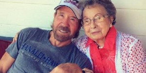&#8220;Hvaležen sem, da si moja mama.&#8221; Chuck Norris se zahvaljuje svoji 102-letni materi