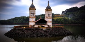 Od potopljenega mesta sta danes vidna le še dva cerkvena zvonika
