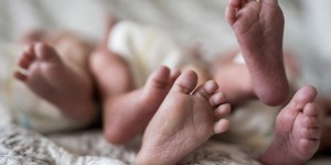 Mamica po prvorojencu in dvojčkih rodila še trojčke